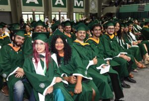 RUM celebra su centésima decimotercera graduación con 1,715 graduandos