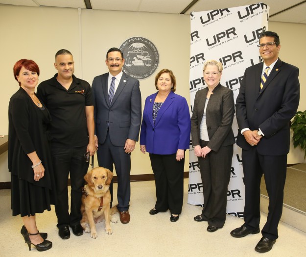 FOTO 1 Rama Judicial y Universidad de Puerto Rico firman acuerdo para facilitar que la población con impedimentos se beneficie de programas de Asistencia Tecnológica UPR realiza primera entrega de becas estudiantiles del Fondo Dotal