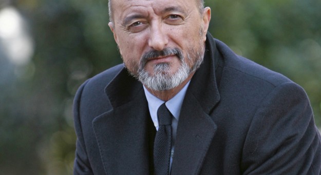 Escritor español Arturo Pérez-Reverte de visita en la UPR en Río Piedras