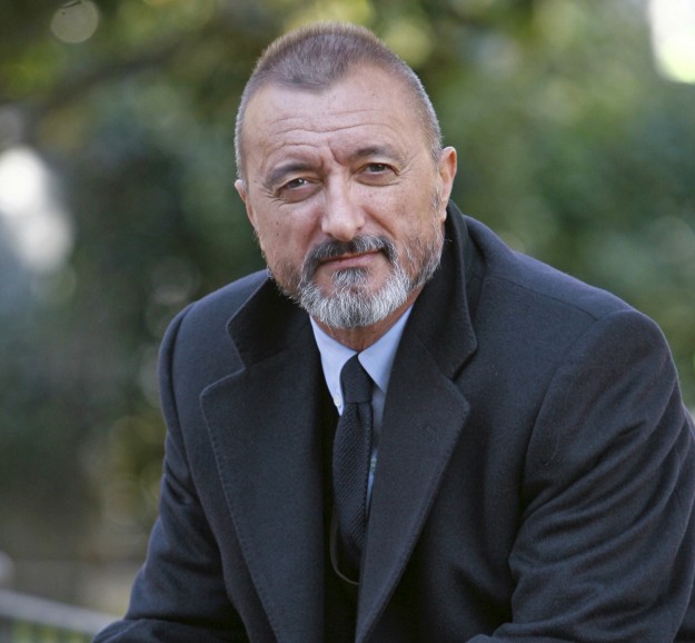 Escritor español Arturo Pérez-Reverte de visita en la UPR en Río Piedras