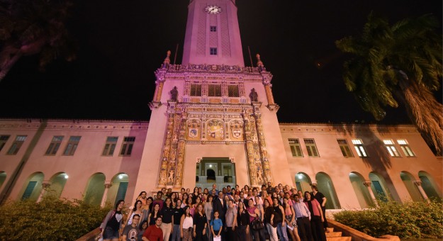 La Torre de la UPR se ilumina de rosa