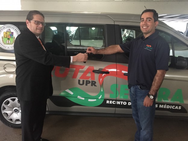El doctor Noel Aymat, rector del RCM, junto a uno de los choferes de Ruta Segura, Harry Rivera Lugo. Recinto de Ciencias Médicas inaugura Ruta Segura