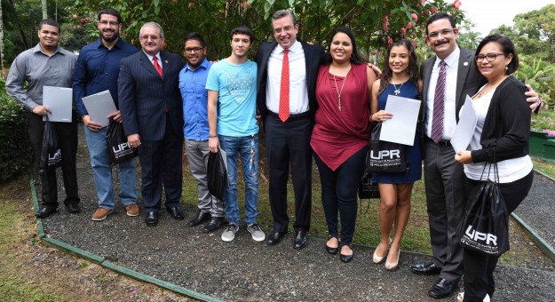 Entregan becas a estudiantes UPR que son hijos de policías caídos