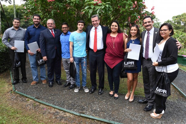 El Presidente de la Universidad de Puerto Rico, Uroyoán R Walker Ramos junto al Gobernador de PR, Alejandro Garca Padilla y el Superintendente de la Polica, José Caldero hacen entrega de becas para hijos de Policías caídos. De Izq. a derecha: Miguel Massas, Emanuel Nazario, José Caldero, Magdiel Rodríguez González, Carlos Acosta Torres, Alejandro García Padilla, Gretchen Burgos Sanabria, Nathalie Caballero Barham, Uroyoán R. Walker Ramos y Stephanie Caballero Barham. Entregan becas a estudiantes UPR que son hijos de policías caídos