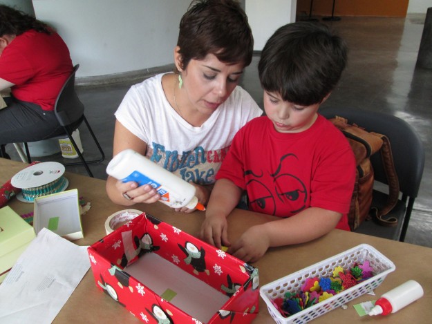 Taller cajitas para Día de Reyes Museo UPR Río Piedras celebra la Navidad en sus Domingos Familiares
