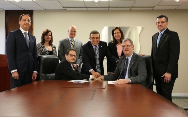 Donativo a Escuela de Medicina, RCM Escuela de Medicina recibe importante donativo de Triple-S