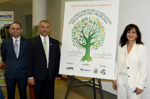 En la foto, de izquierda a derecha, el licenciado Nelson Santiago, director ejecutivo de ADS_ el profesor Carlos Ortiz, rector interino del RCM_ y la Sra. Esther Santiago, directora de Ventas y Mercadeo de Conwaste Ciencias Médicas y Conwaste firman histórica alianza en pro del ambiente
