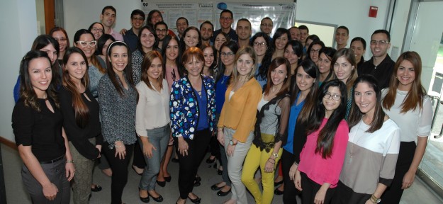 Grupo de 42 estudiantes de dotorales de la Escuela de Farmacia, junto a la doctora Nelly Conte Escuela de Farmacia del RCM comprometida con el desarrollo de farmacéuticos emprendedores