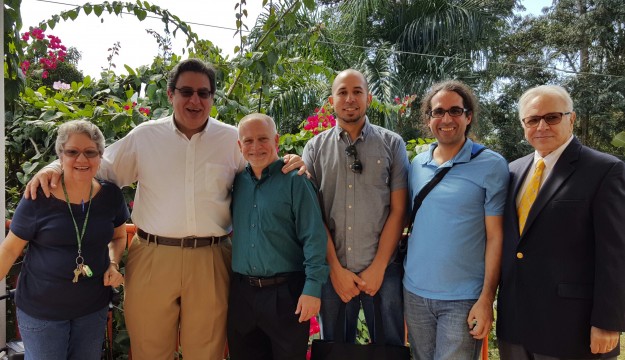 El rector Dr. Mario Medina comparte con miembros de la facultad durante el Día de Desarrollo Profesional Profesores de UPR-Cayey exponen sus investigaciones