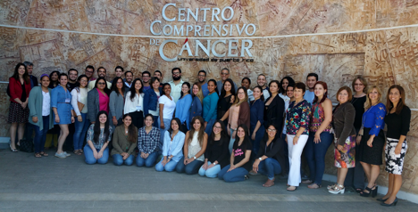 En la foto, el grupo de estudiantes que toman el curso junto a varios de los profesores y coordinadores del Proyecto U54. Ciencias Médicas ofrece curso especializado en cáncer a estudiantes del Sistema UPR