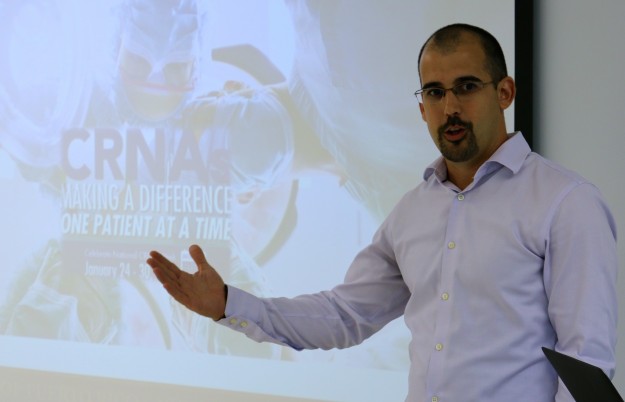 En la foto, el profesor Jorge Hernández Vélez, director del programa graduado de enfermería con especialidad en anestesia de la Escuela de Enfermería del RCM. Inicia en Ciencias Médicas la Semana del Enfermero Anestesista