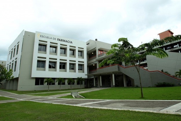 Escuela de Farmacia del RCM Escuela de Farmacia se abre paso en Panamá