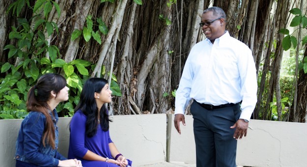 Rector UPR-RRP y estudiantes