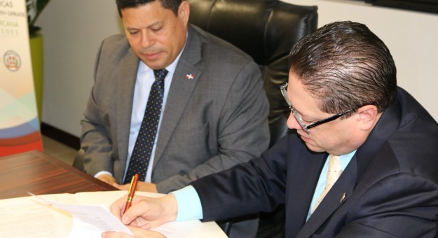 El doctor Noel Aymat, Rector del RCM, firma el acuerdo.