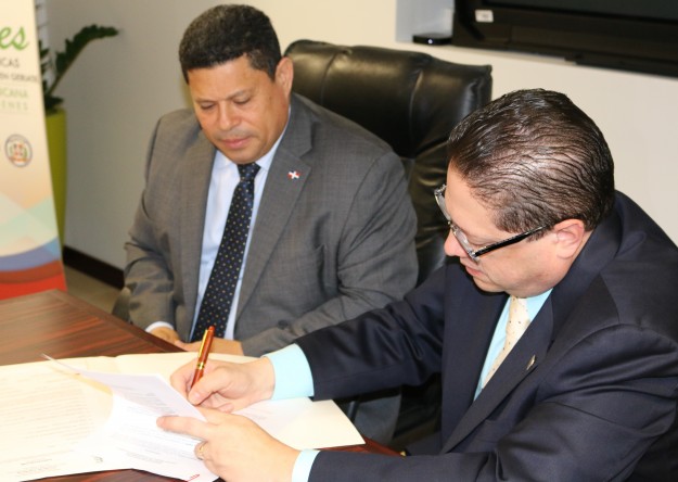 El doctor Noel Aymat, Rector del RCM, firma el acuerdo. El doctor Noel Aymat, Rector del RCM, firma el acuerdo.