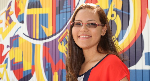 Estudiante Samille Pérez autora del mural Sinestesias Urbanas II en UPR Carolina