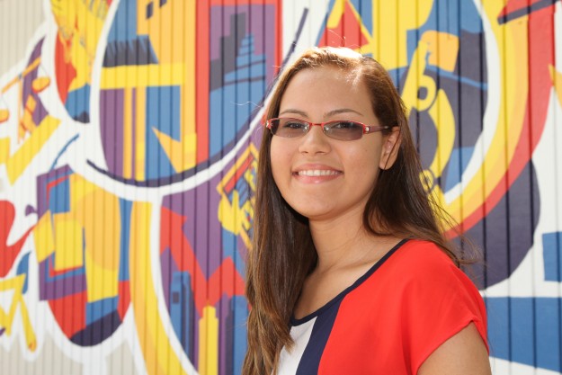 Estudiante Samille Pérez autora del mural Sinestesias Urbanas II en UPR Carolina Estudiante Samille Pérez autora del mural Sinestesias Urbanas II en UPR Carolina