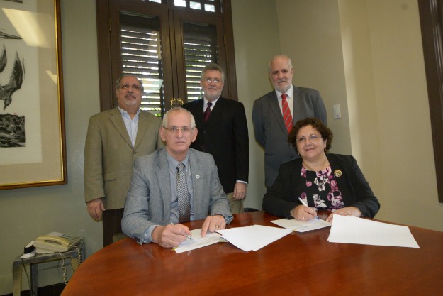 Acuerdo RUM y Ross En primer plano, el Rector del RUM, John Fernández Van Cleve y la decana ejecutiva asociada de Enseñanza y Aprendizaje de la Escuela de Medicina Veterinaria de Ross, Carmen Fuentealba, en la firma oficial del acuerdo. Atrás, los doctores Antonio González Quevedo, decano de Asuntos Académicos; José R. Latorre, director del Departamento de Ciencia Animal y Raúl Macchiavelli, decano del Colegio de Ciiencias Agrícolas.