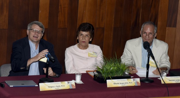 De izquierda a derecha, el doctor Gregory Quirk, la doctora Nilsa Burgos y el doctor José Solís.