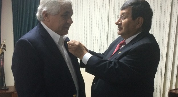Dr. Hiram Arroyo recibe reconocimiento en Ecuador.