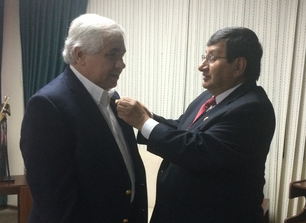 Dr. Hiram Arroyo recibe reconocimiento en Ecuador. Dr. Hiram Arroyo recibe reconocimiento en Ecuador.