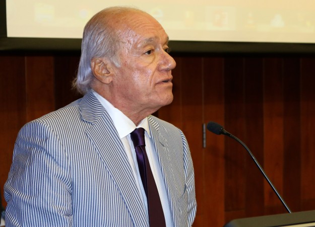 En la foto, el doctor Pablo Iván Altieri tras recibir el reconocimiento. En la foto, el doctor Pablo Iván Altieri tras recibir el reconocimiento.