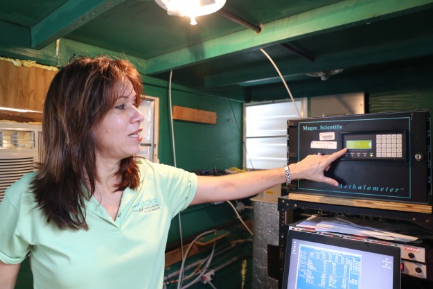 Dra. Olga Mayol muestra parte del equipo de monitoreo en la estación Dra. Olga Mayol muestra parte del equipo de monitoreo en la estación