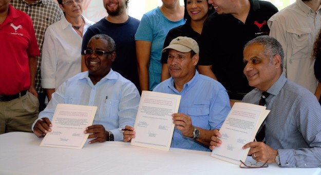 Sentados de izquierda a derecha – Dr. Carlos E. Severino Valdez, Sr. Pedro Carrión y Sr. Víctor Domínguez, junto a estudiantes universitarios y de escuelas superior e intermedia que realizan proyectos de investigación en el Corredor del Yaguazo.