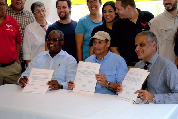 Sentados de izquierda a derecha – Dr. Carlos E. Severino Valdez, Sr. Pedro Carrión y Sr. Víctor Domínguez, junto a estudiantes universitarios y de escuelas superior e intermedia que realizan proyectos de investigación en el Corredor del Yaguazo. Sentados de izquierda a derecha – Dr. Carlos E. Severino Valdez, Sr. Pedro Carrión y Sr. Víctor Domínguez, junto a estudiantes universitarios y de escuelas superior e intermedia que realizan proyectos de investigación en el Corredor del Yaguazo.