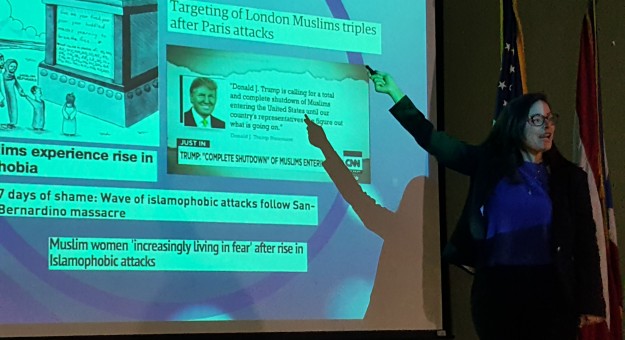 Yanelle Strich durante su conferencia.