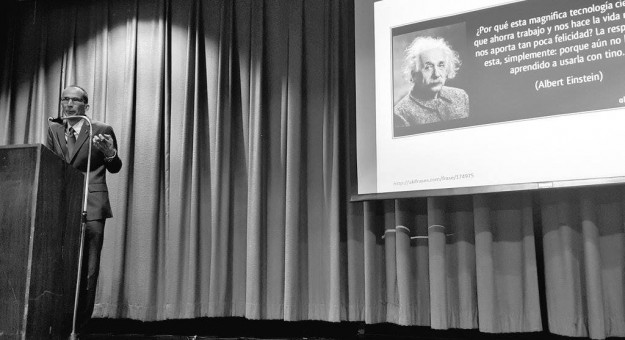 El Dr. Luis Cañals durante su ponencia en el 4to Encuentro de Salud Mental celebrado en la UPR-Cayey.