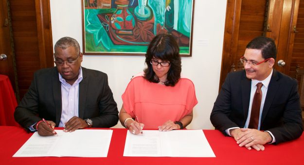 De izquierda a derecha (sentados) Dr. Carlos Severino Valdez, Dra. Anke Ortlepp, Dr. Uroyoán Walker Ramos