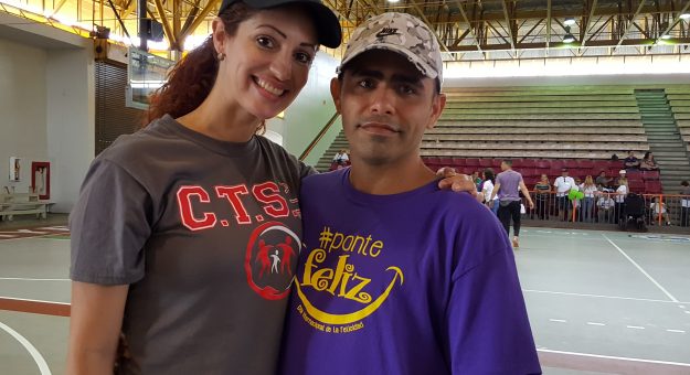 Miriam Santiago, exalumna de UPR-Cayey y el joven Roberto Torres.