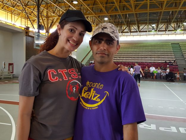 Miriam Santiago, exalumna de UPR-Cayey y el joven Roberto Torres. Miriam Santiago, exalumna de UPR-Cayey y el joven Roberto Torres.