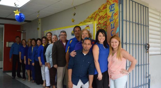 Rector UPR-Aguadilla junto a participantes de la actividad