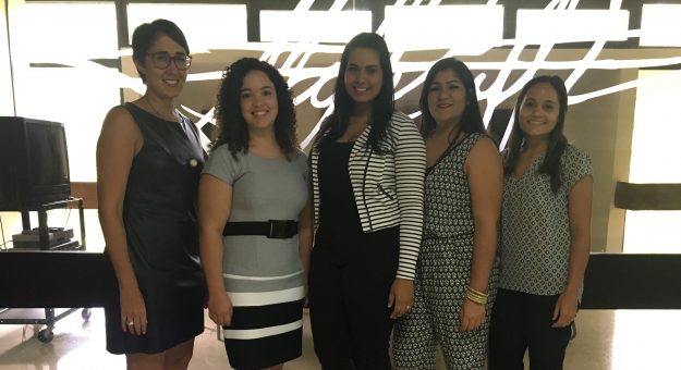 Desde-la-izquierda,-la-Dra.-Patricia-Noboa-junto-a-estudiantes-participantes-en-el-Proyecto-Vivencias-de-la-UPR-Cayey.