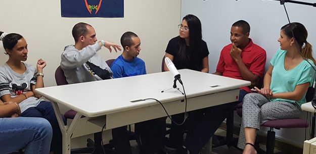 El grupo de jóvenes durante el programa por de Radio RUC. El grupo de jóvenes durante el programa por de Radio RUC.