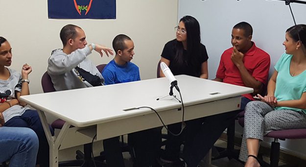 El grupo de jóvenes durante el programa por de Radio RUC.