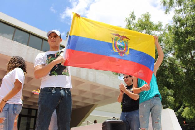 Estudiantes en apoyo #ToritosPorEcuador. Estudiantes en apoyo #ToritosPorEcuador.