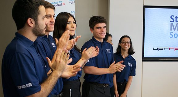 Estudiantes de Administración de Empresas orientan sobre finanzas en el centro Student Money Solutions