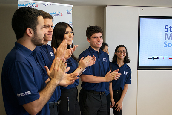 Estudiantes de Administración de Empresas orientan sobre finanzas en el centro Student Money Solutions Estudiantes de Administración de Empresas orientan sobre finanzas en el centro Student Money Solutions