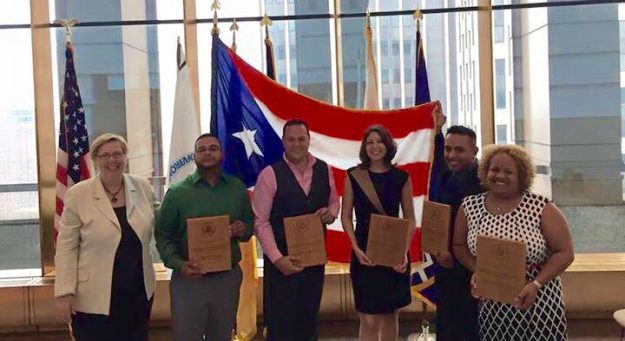 (segundo de izq a derecha) Ángel Guevárez recibe el premio de la EPA junto a otras organizaciones puertoriqueñas
