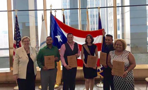 (segundo de izq a derecha) Ángel Guevárez recibe el premio de la EPA junto a otras organizaciones puertoriqueñas (segundo de izq a derecha) Ángel Guevárez recibe el premio de la EPA junto a otras organizaciones puertoriqueñas