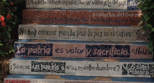 Escaleras Letradas que se encuentran en la entrada al Museo de Arte Dr. Pío González Martínez de la UPR-Cayey