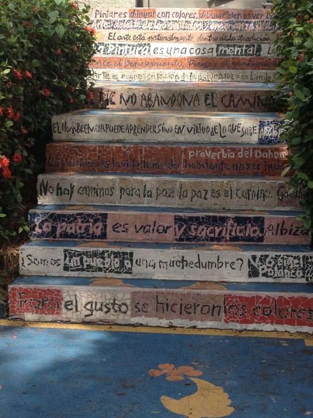 Escaleras Letradas que se encuentran en la entrada al Museo de Arte Dr. Pío González Martínez de la UPR-Cayey Escaleras Letradas que se encuentran en la entrada al Museo de Arte Dr. Pío González Martínez de la UPR-Cayey