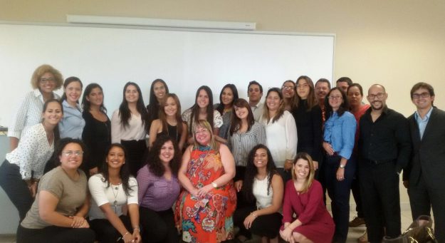 Grupo de estudiantes del curso de Investigación de Mercadeo junto a la profesora Myra Pérez Rivera (sentada al centro)