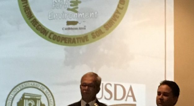 Los doctores Miguel Muñoz y Manuel Matos de la Universidad de Puerto Rico en Mayagüez, organizaron la conferencia que reúne a científicos de suelos de la región sur del NRCS.