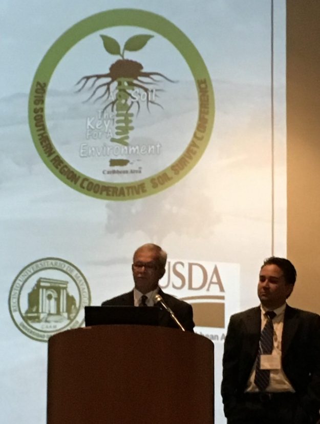 Los doctores Miguel Muñoz y Manuel Matos de la Universidad de Puerto Rico en Mayagüez, organizaron la conferencia que reúne a científicos de suelos de la región sur del NRCS. Los doctores Miguel Muñoz y Manuel Matos de la Universidad de Puerto Rico en Mayagüez, organizaron la conferencia que reúne a científicos de suelos de la región sur del NRCS.