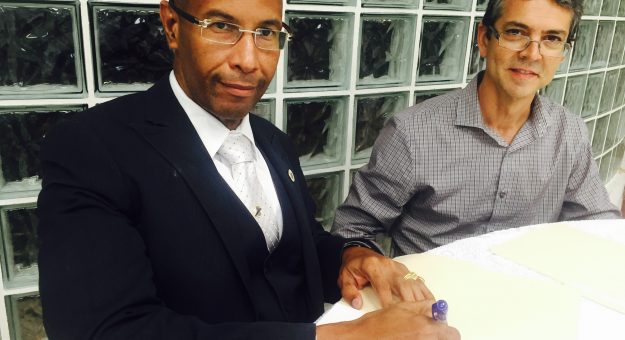 Profesor Wilmer Arroyo -director ejecutivo IAAPR- y el Dr. Lionel Orama de INESI