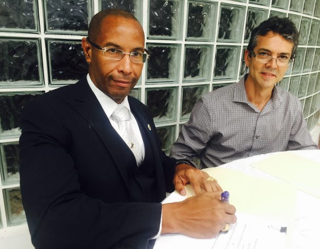 Profesor Wilmer Arroyo -director ejecutivo IAAPR- y el Dr. Lionel Orama de INESI Profesor Wilmer Arroyo -director ejecutivo IAAPR- y el Dr. Lionel Orama de INESI